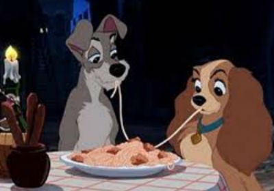 Chiens du film La Belle et le Clochard en train de manger un spaghetti   