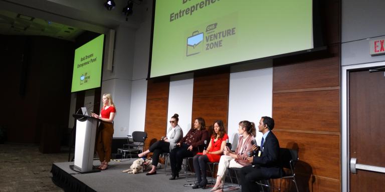 Un groupe de panéliste assis sur la scène de Points de connexion de Toronto. Derrière eux, un diaporama sur lequel il est écrit : "Bold Dreams - Entrepreneur Panel" (Avoir l’audace de rêver : Paneal d’entrepreneurs).