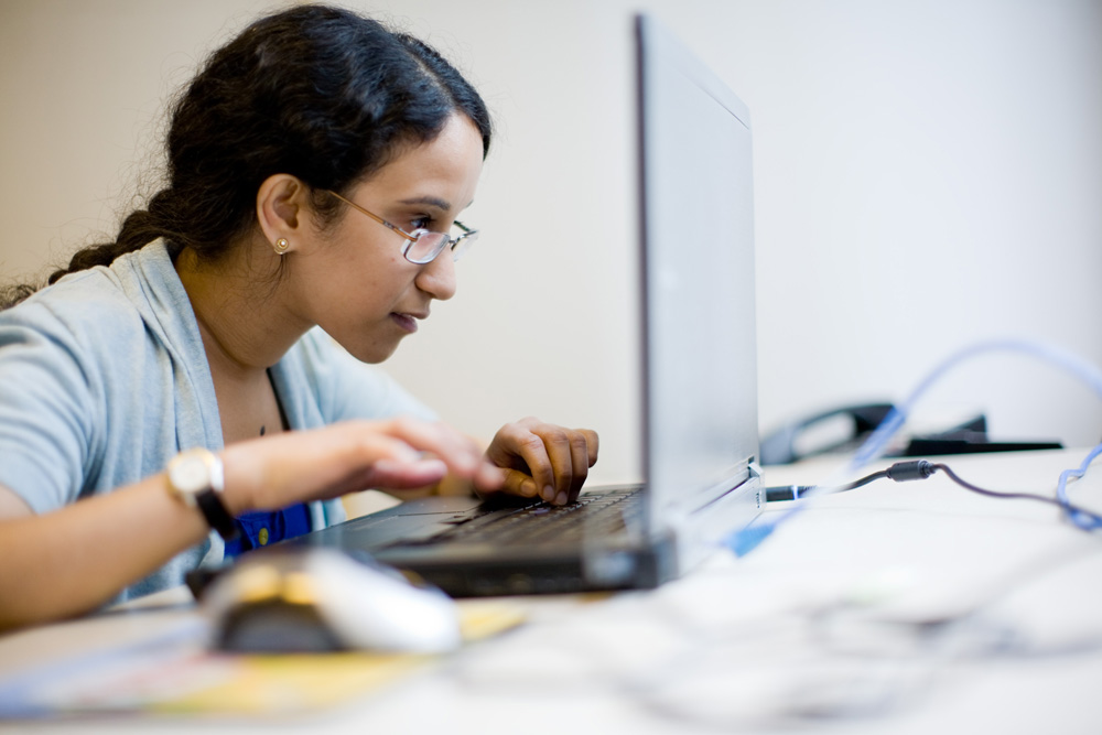 Jeune femme utilisant un ordinateur   