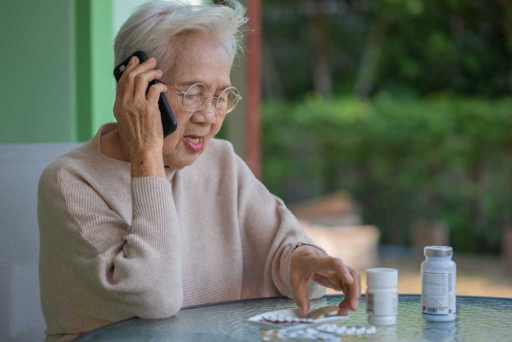 Femme âgée au téléphone