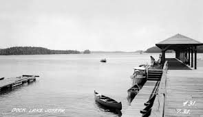 Une photo en noir et blanc du quai sur le Lake Joseph en 1934.  