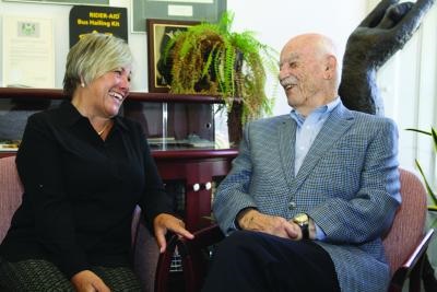 Le donateur Brit Smith et Vicky Baker, spécialiste en intervention précoce à INCA et petite-fille du colonel Edwin Baker, fondateur de CNIB (INCA).