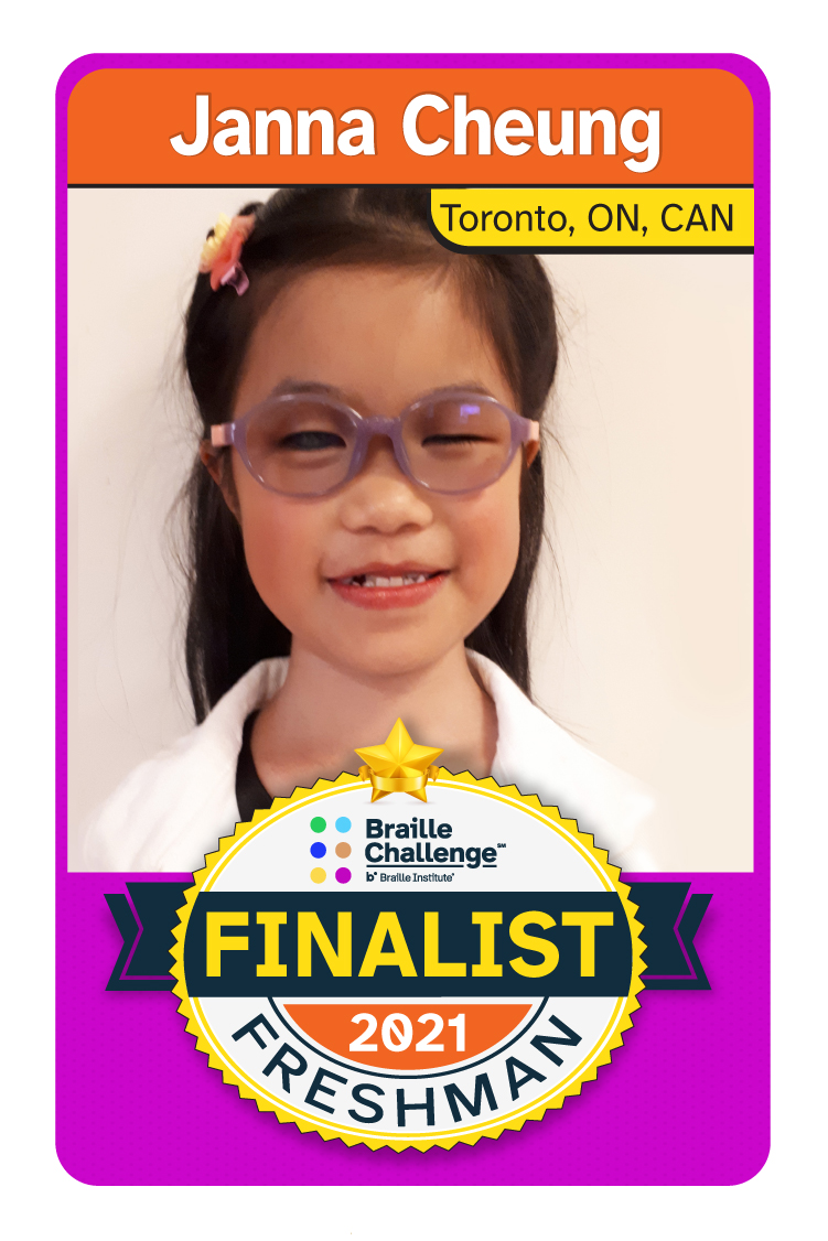 Une carte à jouer « Braille Challenge ». Une photo de Janna avec sa catégorie et sa ville natale. Texte : Janna Cheung.  Newmarket, Ontario. Finaliste du Défi braille 2021. En première année