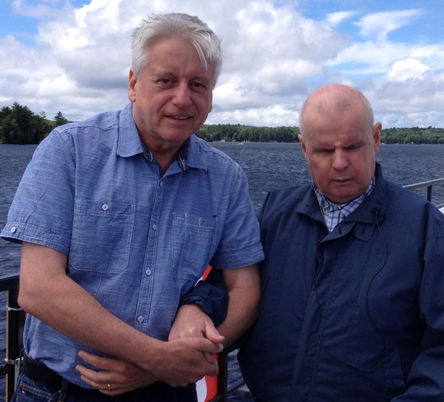 Rob Froom (à gauche) debout au bord du lac Joe avec son frère David. Rob tient la main de son frère.