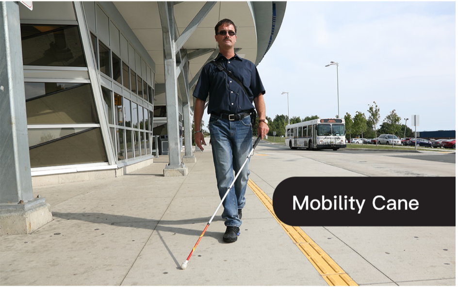Un homme utilisant une canne de mobilité en extérieur pour se déplacer le long d'un bâtiment par une journée ensoleillée. Les mots « Canne de mobilité » sont superposés en texte blanc sur un fond noir.