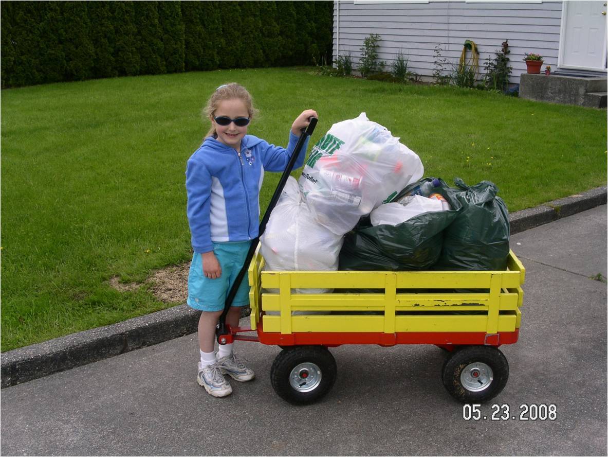 Nous sommes en 2008 et Veronika est une fillette qui tire un chariot rempli de sacs de bouteilles recyclables. 
