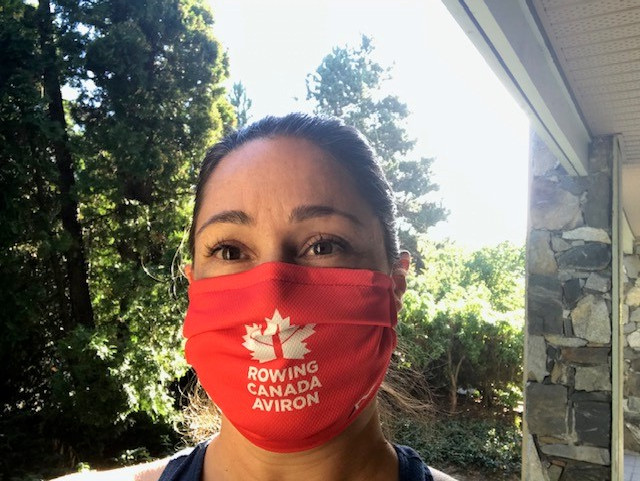 Victoria Nolan prenant un égo-portrait avec son masque rouge Rowing Canada Aviron