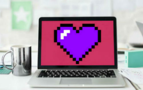 Computer portatile con grande cuore viola sullo schermo 