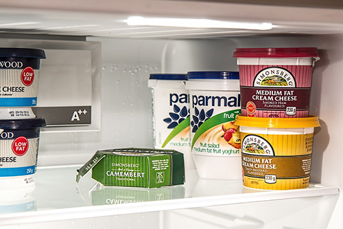 Plusieurs produits alimentaires rangés dans un réfrigérateur  