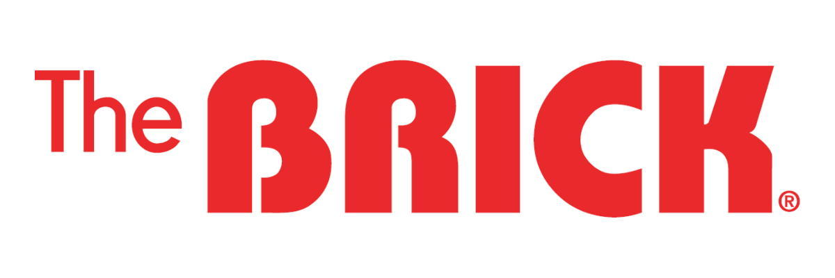 Le logo The Brick. Texte rouge sur fond blanc. Texte : Brick.