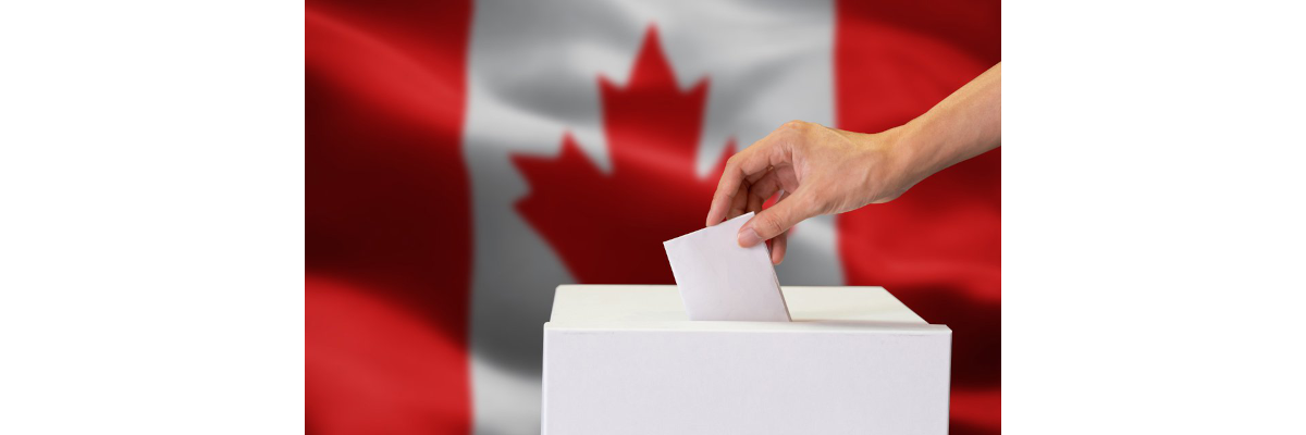 Une main dépose un bulletin de vote dans une boîte; le drapeau canadien se trouve en arrière-plan.