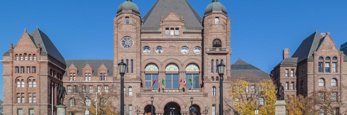 Extérieur avant de Queens Park/entrée du bâtiment (le bâtiment de l'Assemblée législative de l'Ontario.