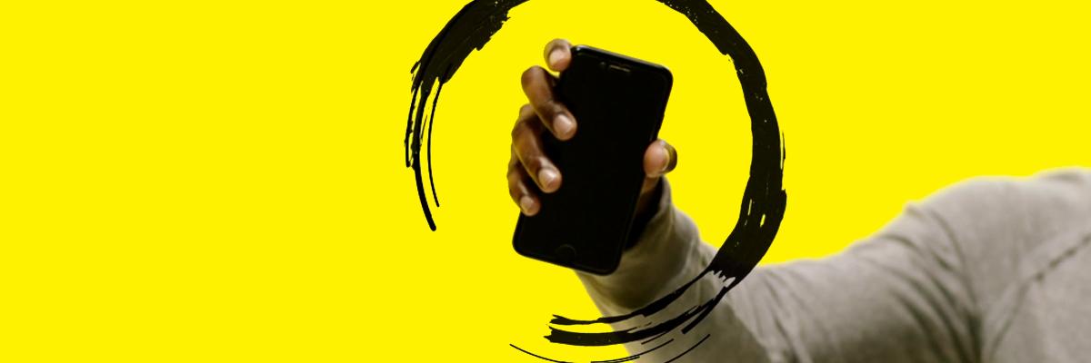 Un tourbillon noir entourant une main tenant un téléphone