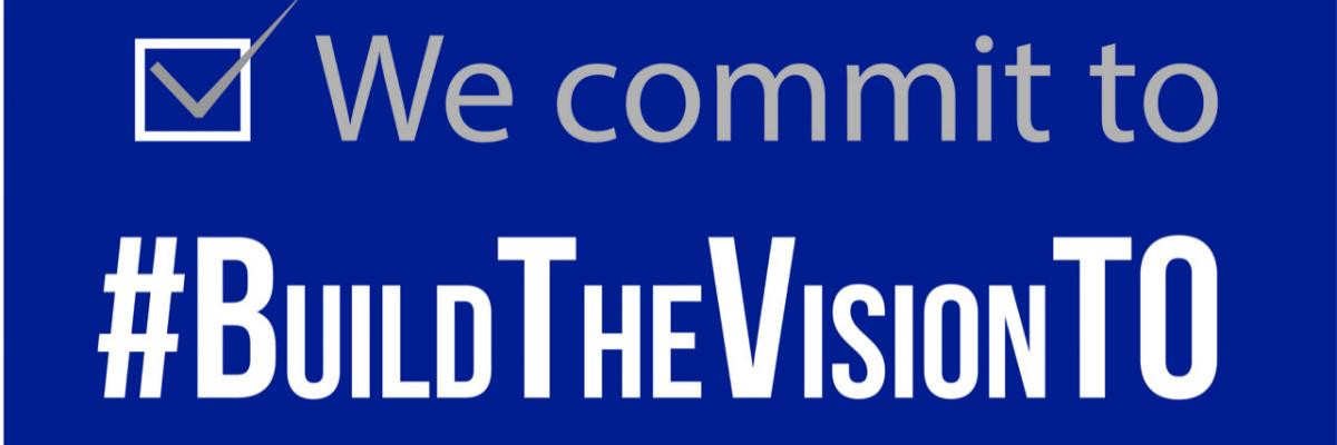 Une bannière bleue avec une case à cocher et un texte "Nous nous engageons à #BuildTheVisionTO. Un dessin animé représentant des piétons encadre le texte.