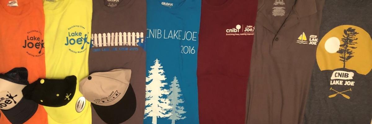 7 T-shirts colorés du personnel du camp Lake Joe d’INCA au fil des ans. 