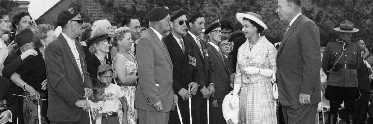 Sa Majesté la reine Elizabeth II rencontre Ralph Misener, alors président d’INCA, ainsi que des anciens combattants ayant une limitation visuelle dans le jardin odorant d’INCA (Toronto, 1959).