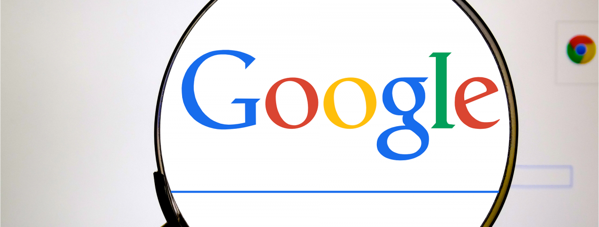 Page web de Google. Une loupe fait apparaître  le logo de Google et la barre de recherche en plus gros.