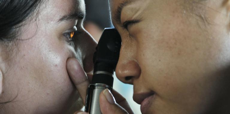 Optométriste vérifiant les yeux d'un enfant