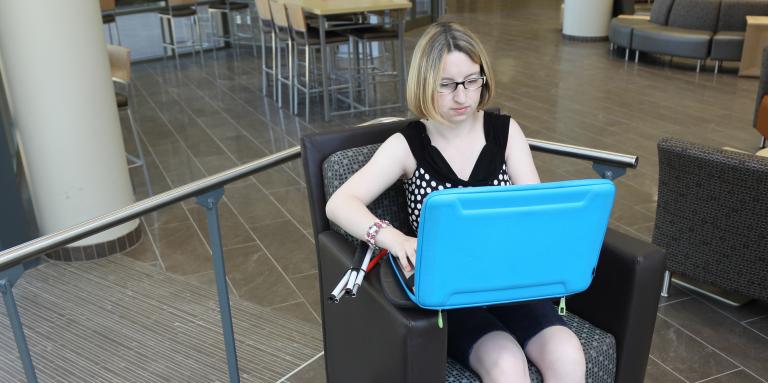 Young woman with sight loss uses a computer 