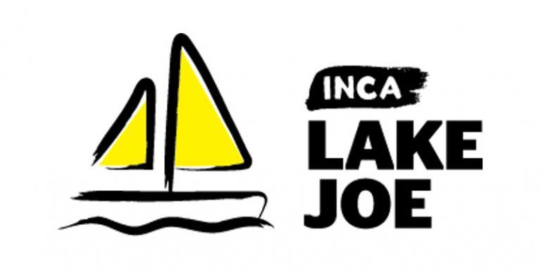 Logo INCA du lac Joe. Une illustration / contour d'un bateau à voile. "INCA Lake Joe" texte simulé coups de pinceau noir.