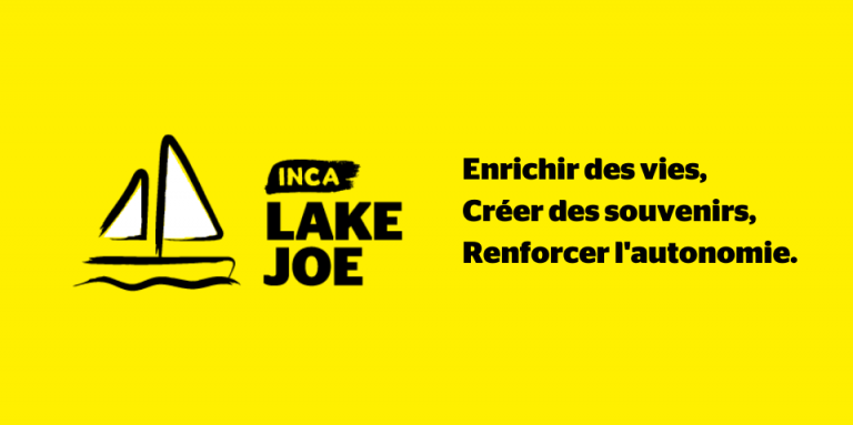 Logo du Lake Joseph Centre d'INCA avec une illustration de voilier à voiles jaunes. Text:  INCA Lake Joe. Enrichir des vies. Créer des souvenirs. Renforcer l'autonomie.