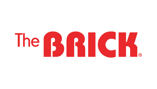 Le logo The Brick. Texte rouge sur fond blanc. Texte : Brick.