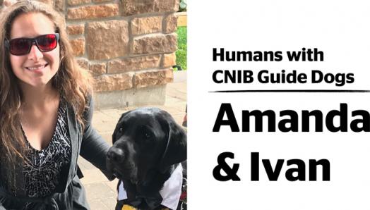 Amanda, agenouillée à lAmanda, agenouillée à l’extérieur et portant des lunettes de soleil teintées de rouge, pose pour la caméra à côté d’Ivan, son chien-guide d’INCA. À droite de la photo, dans l’espace blanc, on peut lire : Des humains et des chiens-guides d’INCA – Amanda et Ivan
